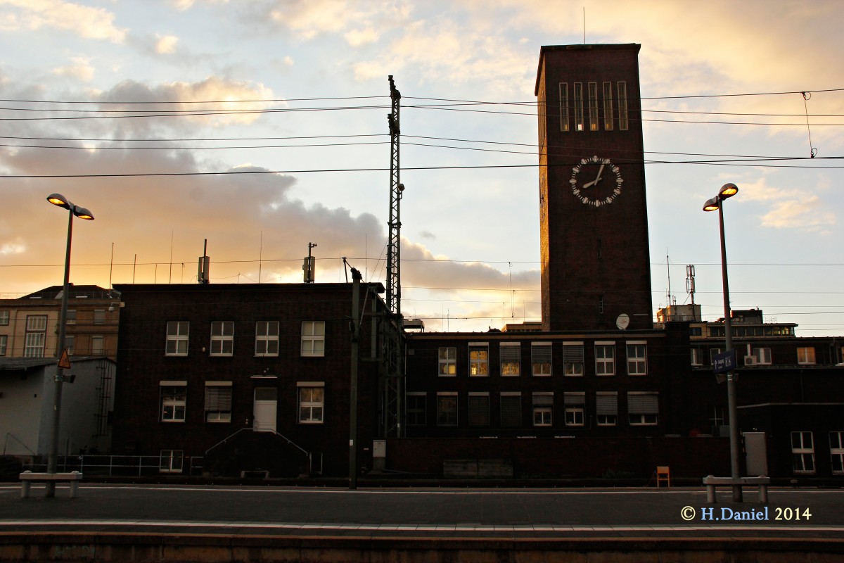 Düsseldorf Hbf in der Abenddämmerung.