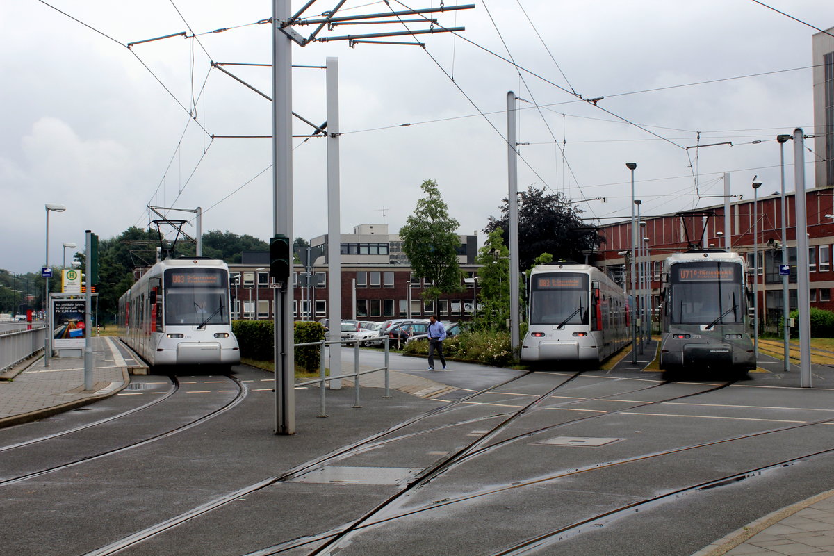 Düsseldorf Rheinbahn am 28. Juli 2016: In der Endstation Benrath Betriebshof halten drei Tw des Typs NF8U, 3376 und 3358 auf der Stadtbahnlinie U83 samt 3373 auf der Stadtbahnlinie U71.