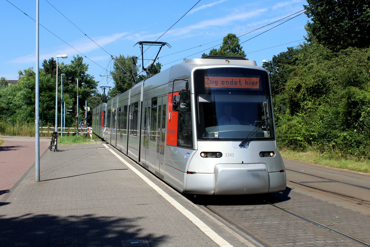 Düsseldorf Rheinbahn: Ein Zug der Stadtbahnlinie U73 (NF8U 3343) erreicht am 20. Juli 2016 die Endhaltestelle Universität Ost / Botanischer Garten im Stadtteil Bilk.