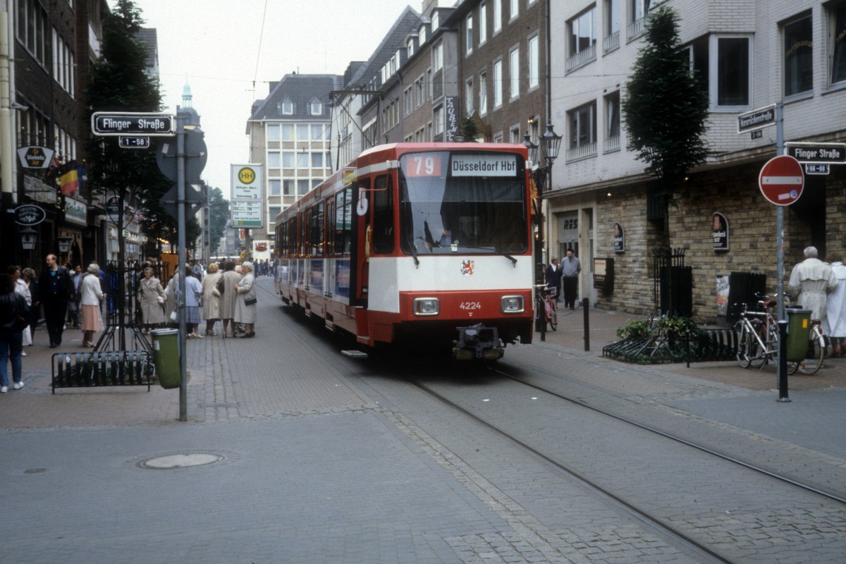 Dsseldorf Rheinbahn SL / Stadtbahnlinie 79 (DWAG-B80D 4224) Hunsrckenstrasse / Flinger Strasse im Mai 1987.