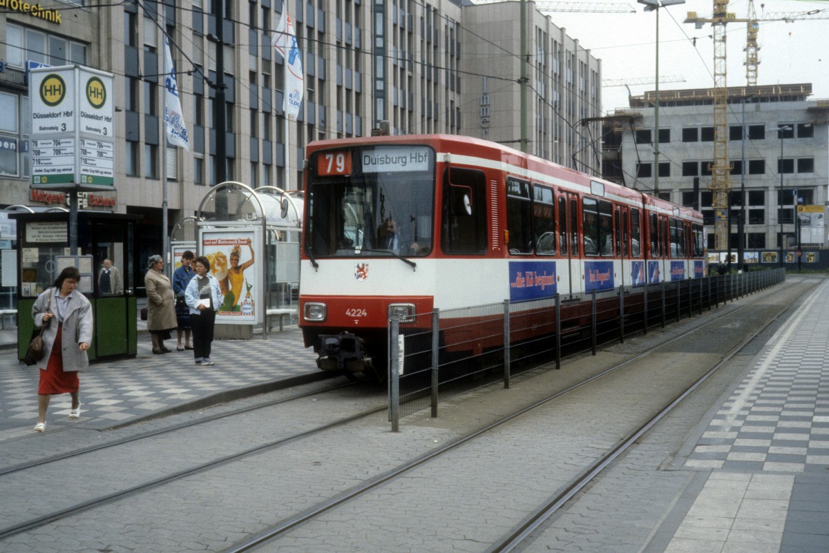 Dsseldorf Rheinbahn SL / Stadtbahnlinie 79 (DWAG-B80D 4224) Hauptbahnhof im Mai 1987.