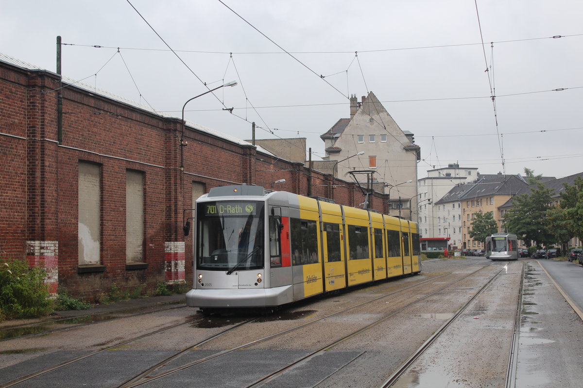 Düsseldorf Rheinbahn SL 701: Der Niederflurwagen NF10 2005 hält am 28. Juli 2016 an der Eindstelle Am Steinberg neben dem 1908 eröffneten Betriebshof Am Steinberg, der 2011 für den Linienbetrieb geschlossen wurde. Heute befinden sich da die historischen Straßenbahnen der Stadt.