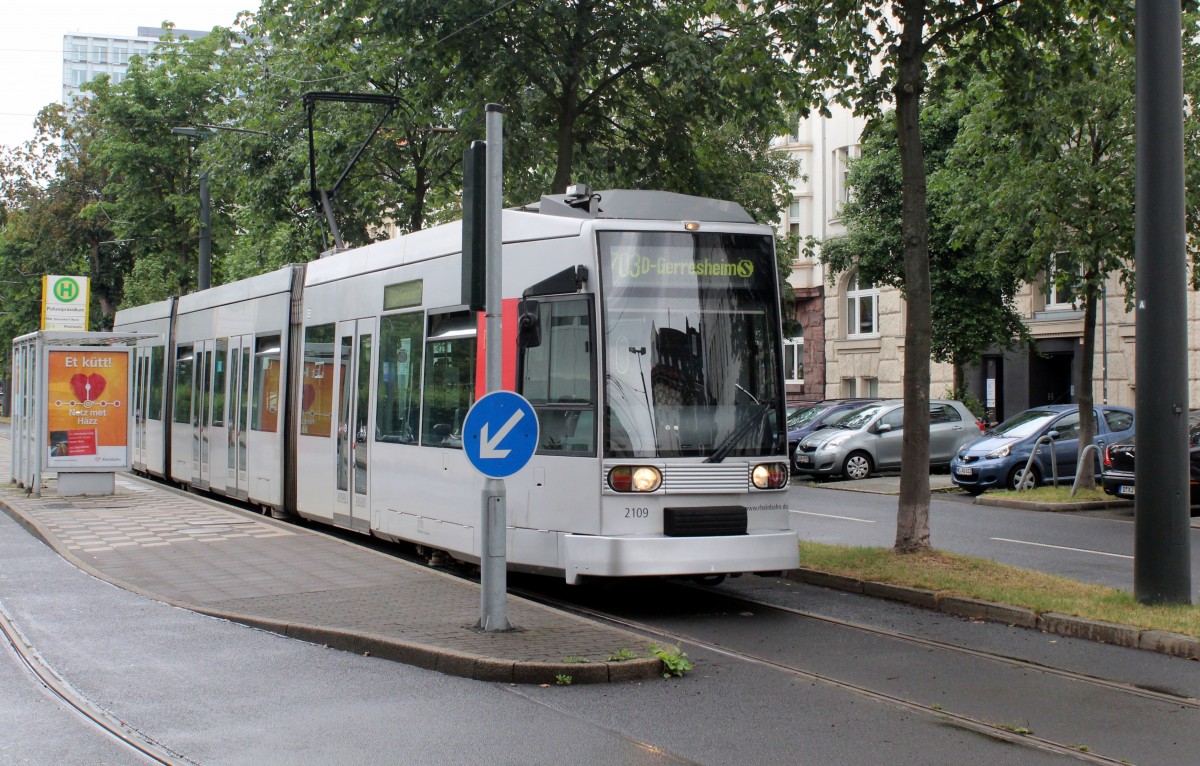 Düsseldorf Rheinbahn SL 703 (NF6 2109) Unterbilk, Jürgensplatz (Hst. Polizeipräsidium) am 14. Juli 2015.
