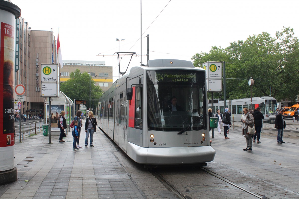 Düsseldorf Rheinbahn SL 704 (NF8 2214) Stadtmitte, Konrad-Adenauer-Platz / Hauptbahnhof am 14. Juli 2015.
