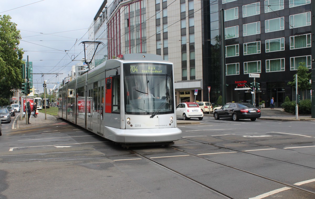 Düsseldorf Rheinbahn SL 704 (NF8 2213) Stadtmitte, Graf-Adolf-Platz am 14. Juli 2015.