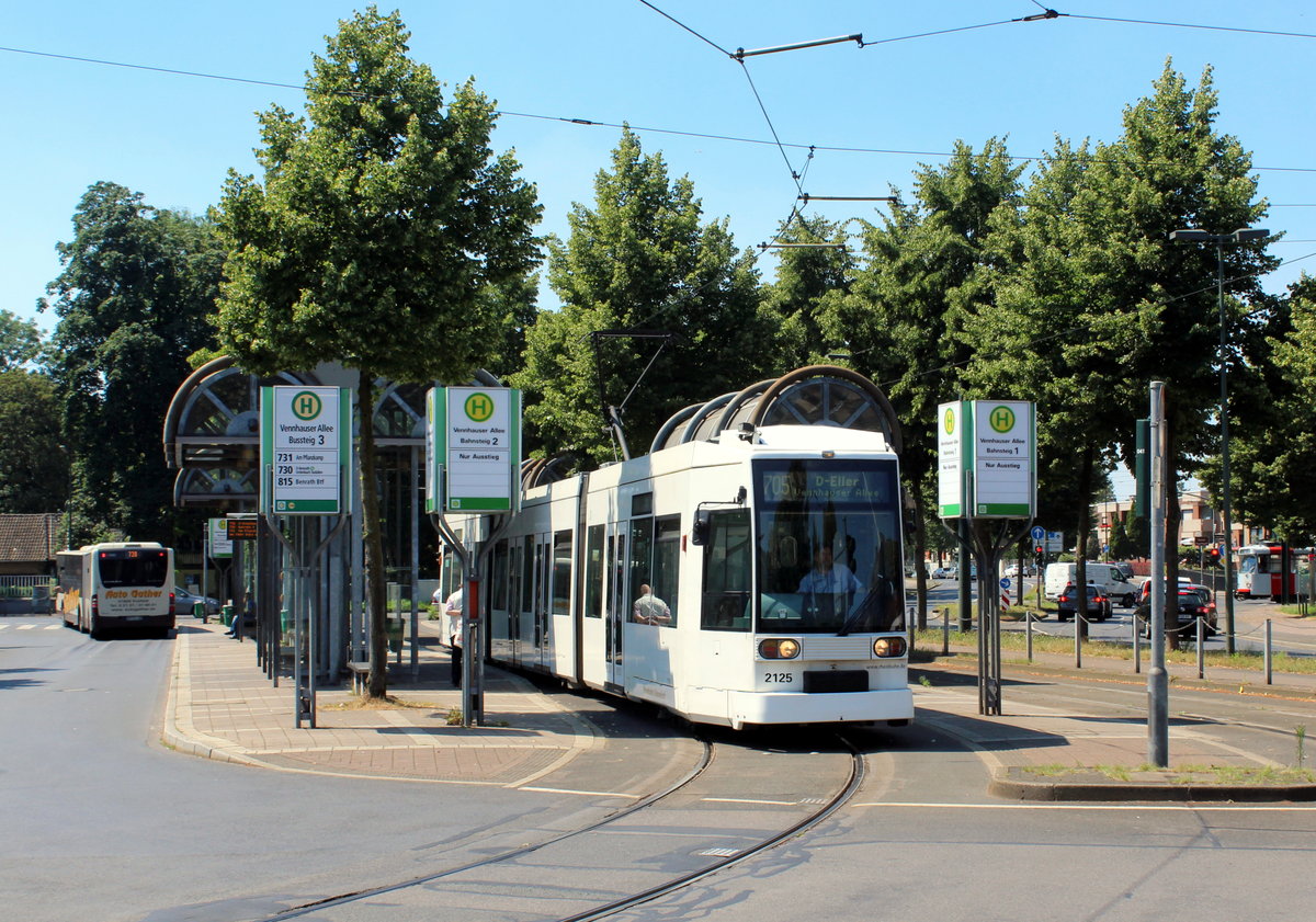 Düsseldorf Rheinbahn SL 705 (NF6 2125) D-Eller, Vennhauser Allee (Endstation, Ausstiegstelle) am 19. Juli 2016.
