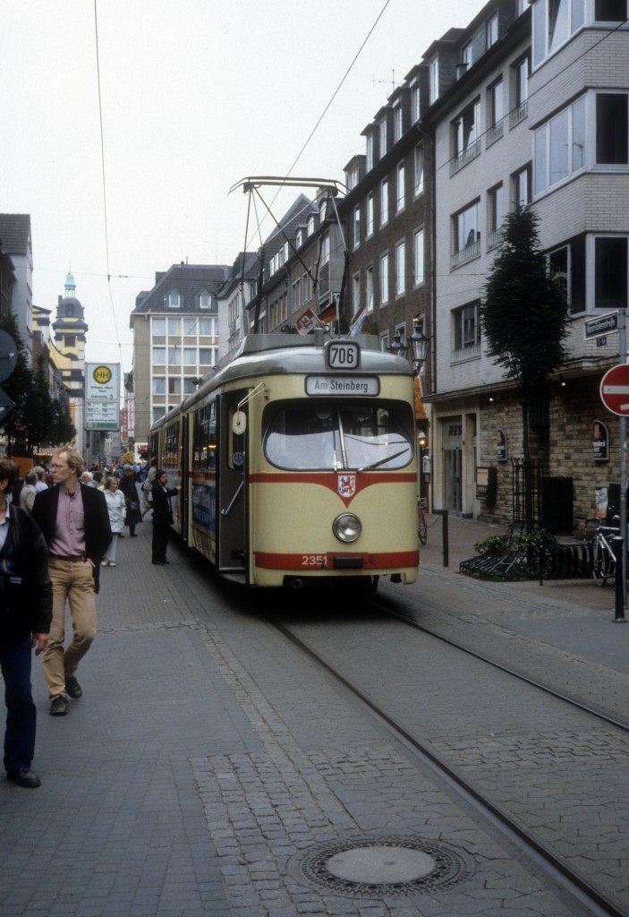 Düsseldorf Rheinbahn SL 706 (DÜWAG-GT8 2351) Hunsrückenstrasse / Hst. Wilhelm-Marx-Haus im Mai 1987.