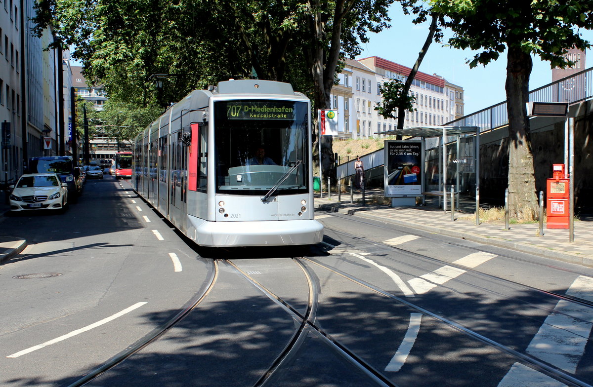 Düsseldorf Rheinbahn SL 707 (NF10 2021) Harkortstraße / Mintropplatz am 19. Juli 2016.
