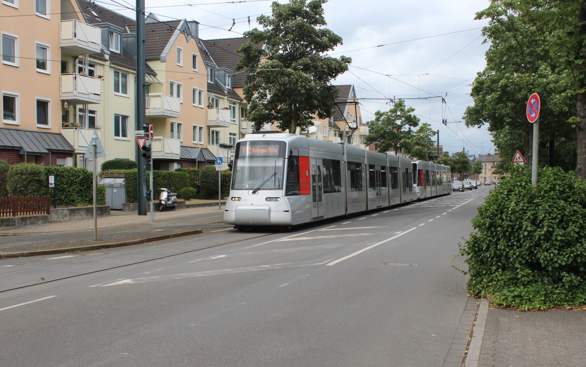 Düsseldorf Rheinbahn SL 712 (NF8U 3333) Volmerswerth, Volmerswerther Straße am 14. Juli 2015.