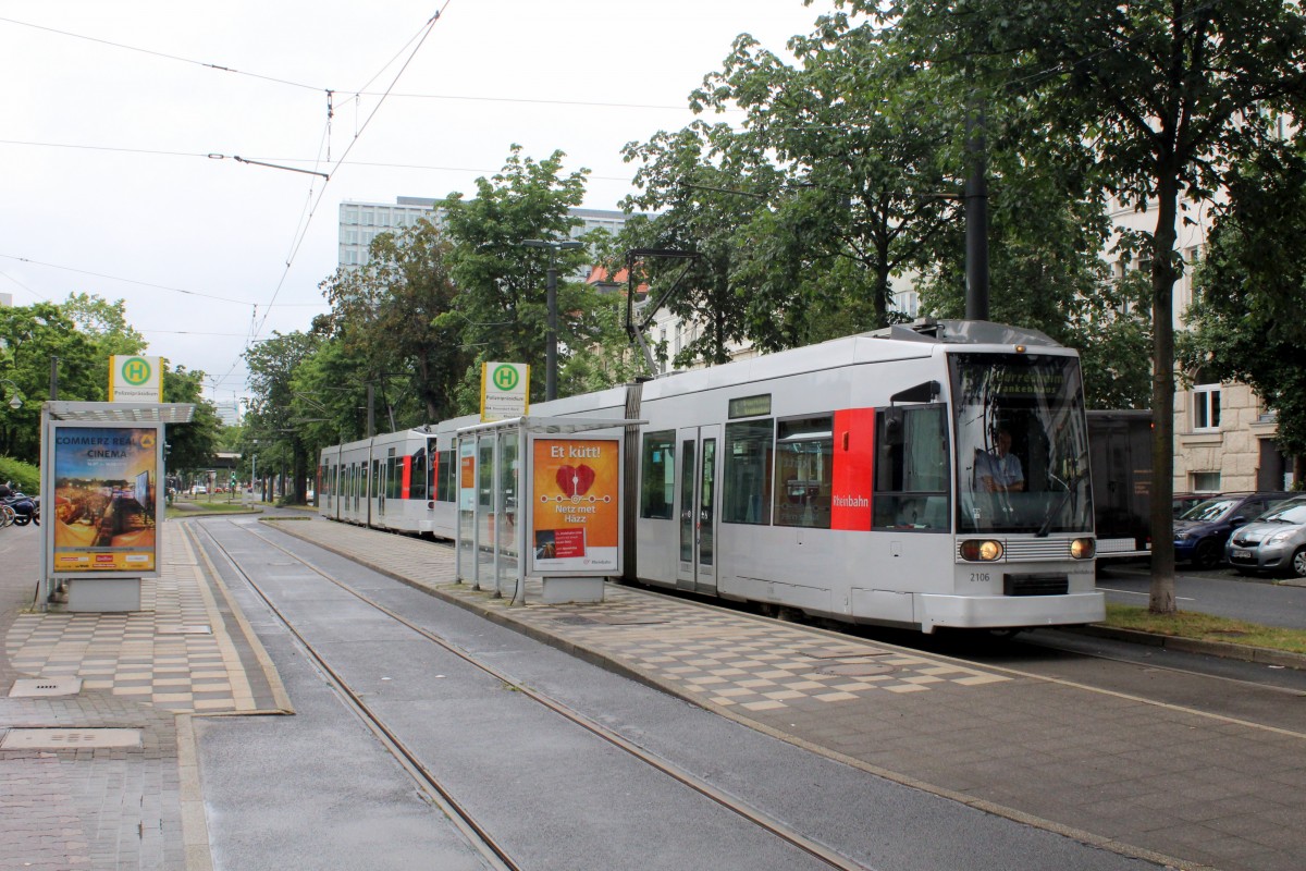 Düsseldorf Rheinbahn SL E (NF6 2106) Unterbilk, Jürgensplatz (Hst. Polizeipräsidium) am 14. Juli 2015.