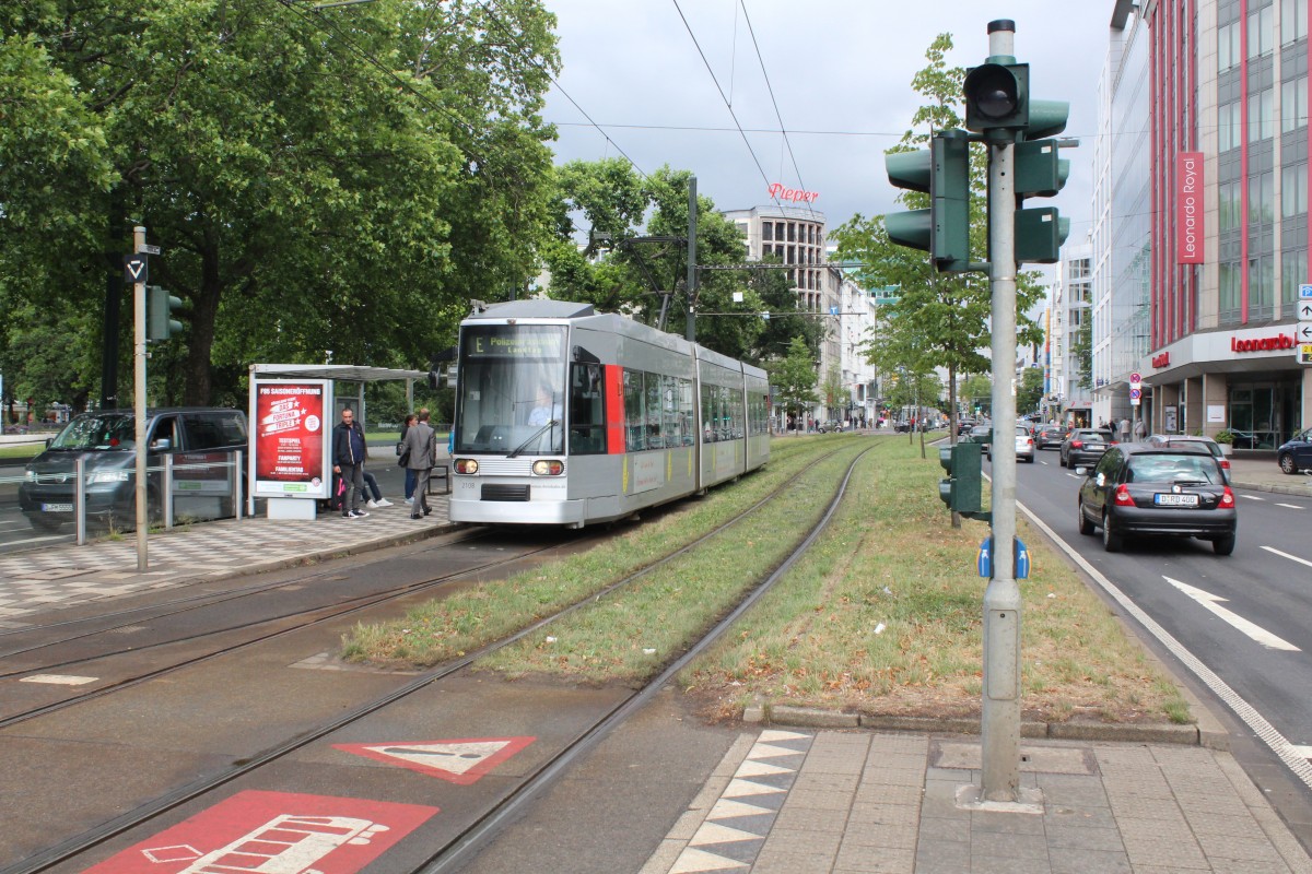 Düsseldorf Rheinbahn SL E (NF6 2108) Stadtmitte, Graf-Adolf-Platz am 14. Juli 2015.