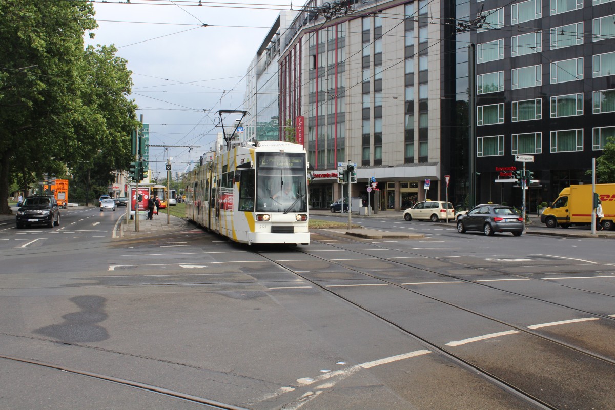Düsseldorf Rheinbahn SL E (NF6 2123) Stadtmitte, Graf-Adolf-Platz am 14. Juli 2015.