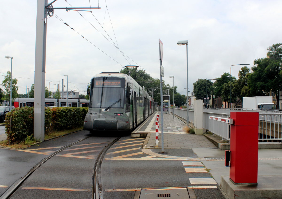 Düsseldorf Rheinbahn Stadtbahnlinie U71 (NF8U 3373) Benrath Betriebshof, Einstieghaltestelle am 28. Juli 2016.