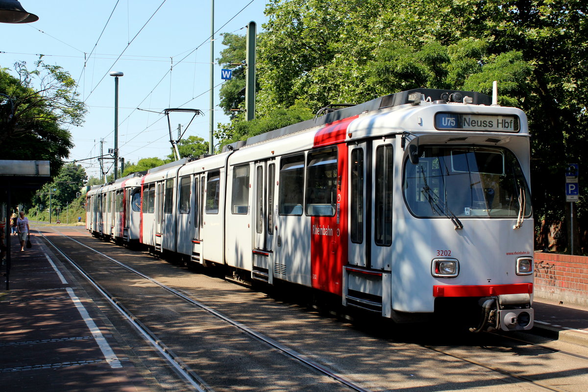 Düsseldorf Rheinbahn U 75 (GT8SU 3202 + 3204) Neuss, Theodor-Heuss-Platz (Hst. Hauptbahnhof) am 19. Juli 2016.