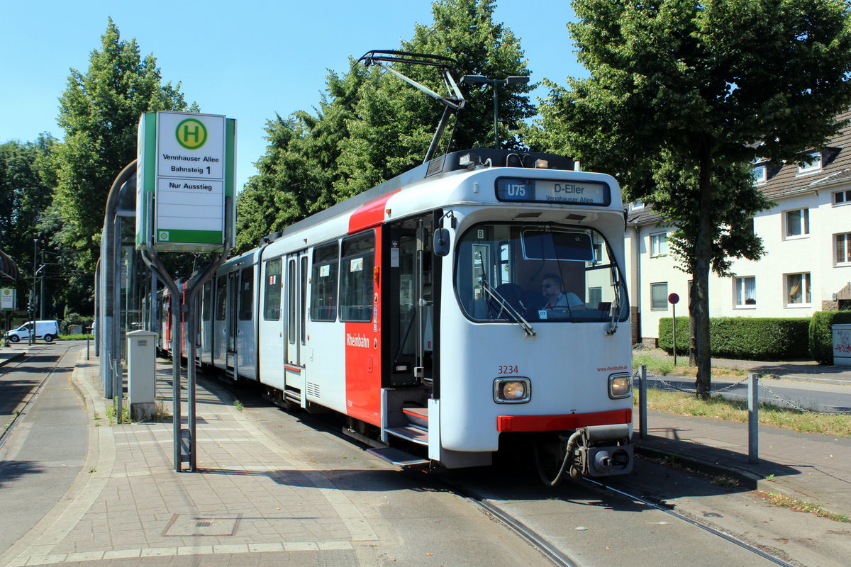 Düsseldorf Rheinbahn U75 (GT8-SU 3234) D-Eller, Vennhauser Allee (Endstelle, Ausstieg) am 19. Juli 2016.