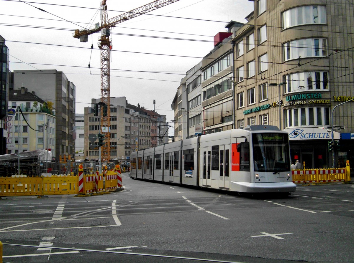  D�sseldorf: Stra�enbahnlinie 712 nach Ratingen Mitte an der Haltestelle D�sseldorf-Mitte Pempelforter Stra�e.(13.10.2013) 