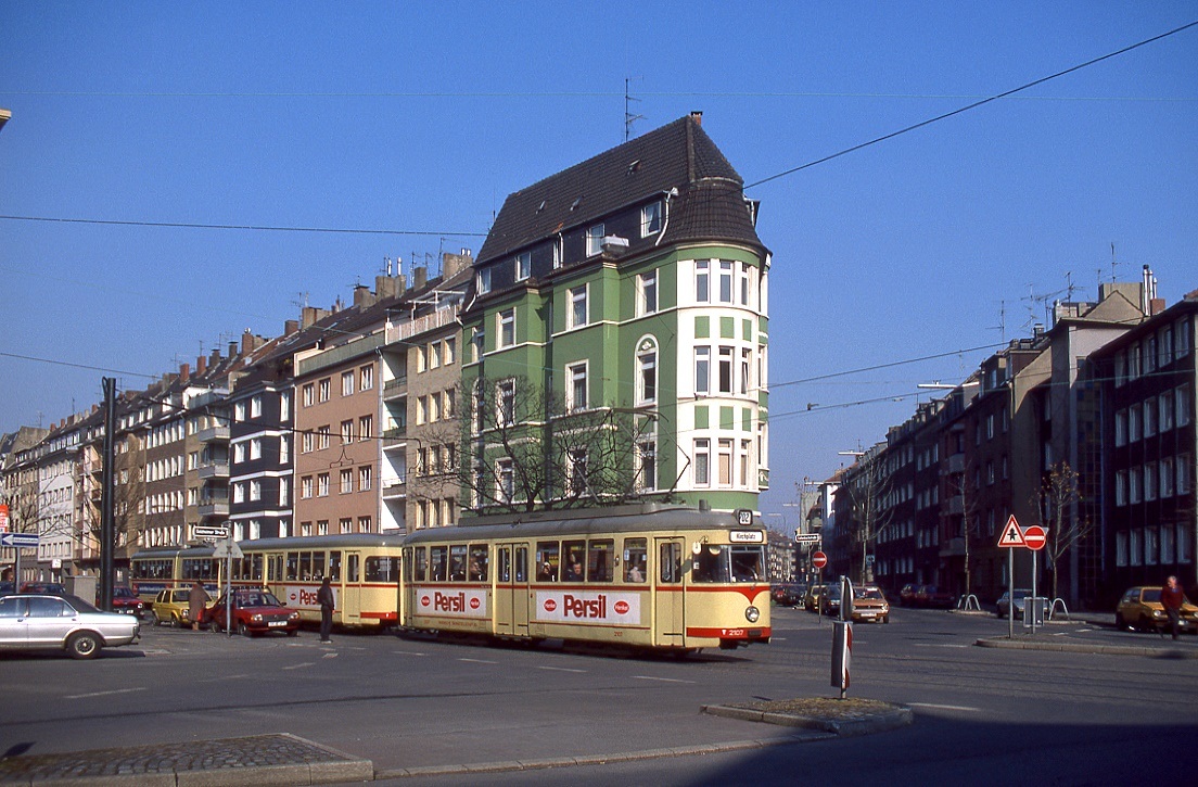 Dsseldorf Tw 2107 mit Bw 1827 auf der Linie 702 von Unterrath in Richtung Kirchplatz. Aufnahme in der Collenbachstrae am 05.03.1987.
