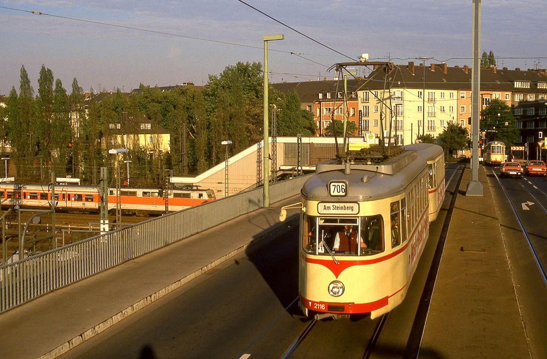 Dsseldorf Tw 2116 auf der Franklinbrcke am S-Bahn Haltepunkt Zoo, 04.10.1986.