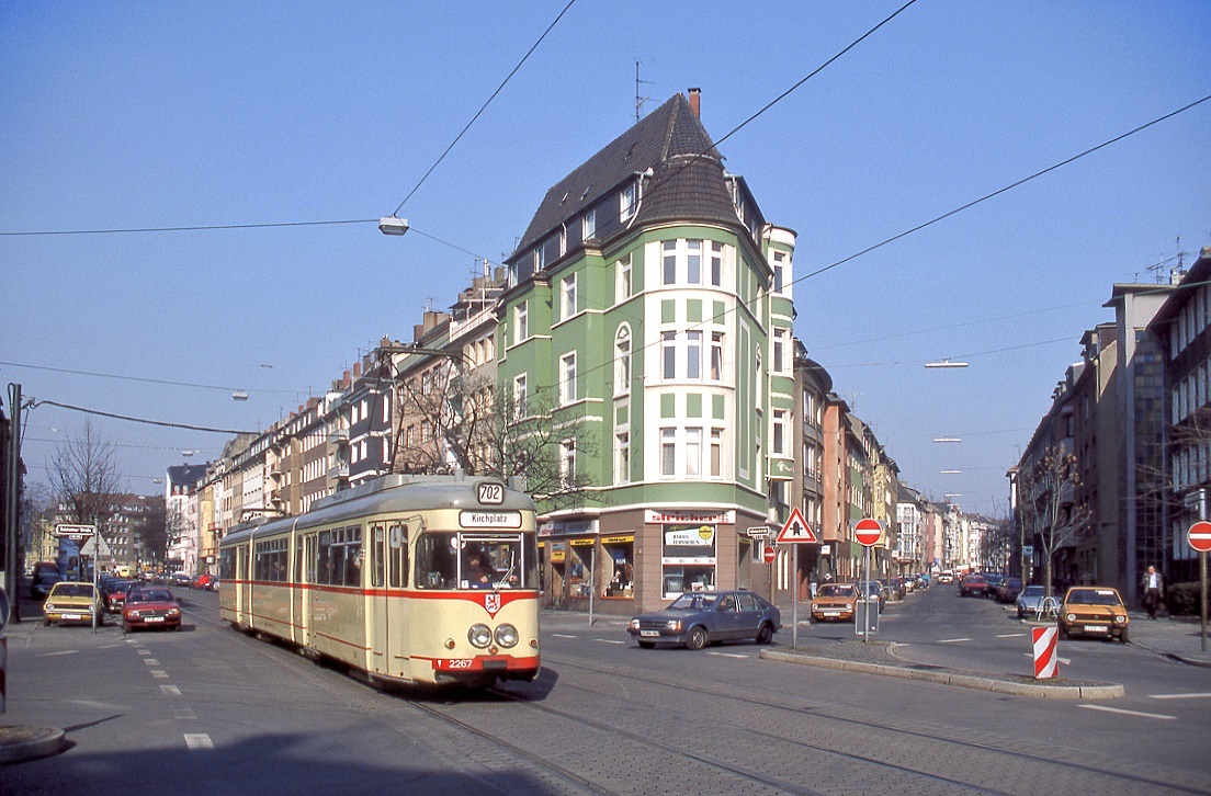 D�sseldorf Tw 2267 am 05.03.1987 in der Collenbachstra�e. F�r kurz Zeit liefen die Tw 2265 bis 2269 regelm��ig auf der Sl 702 nach Unterrath.