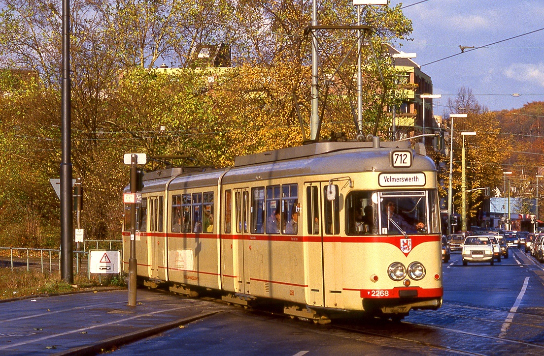 Dsseldorf Tw 2268 erreicht die Grafenberger Allee an der Hst. Schlterstrae, 02.11.1986.