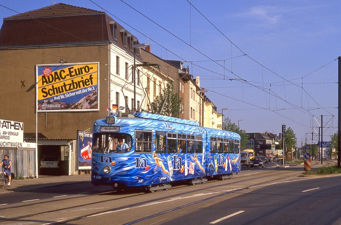 Dsseldorf Tw 2431 auf Sl 717-- in der Klner Landstrae, 14.07.1987.