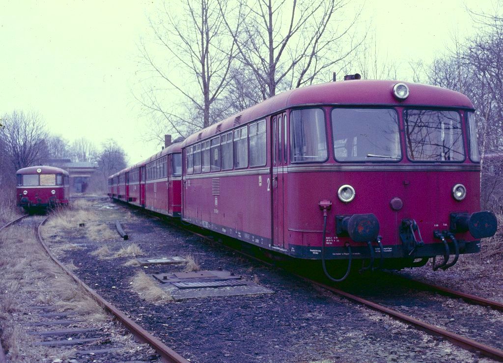 Düstere Stimmung im ehem. Aw Schwerte, wo 1986 - 1990 reihenweise 798 abgestellt waren. Die Aufnahme entstand im März 1986.