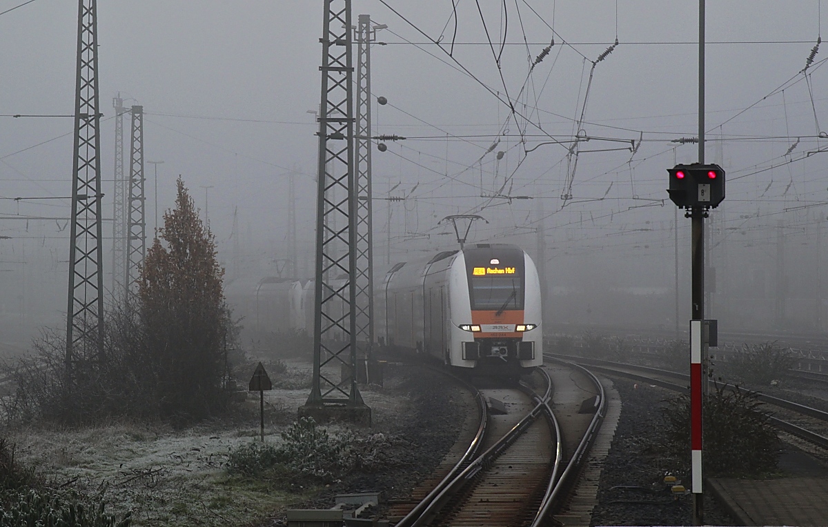 Düstere Stimmung herrschte bei der Einfahrt von 462 044 mit dem RE 4 nach Aachen im Neusser Hauptbahnhof, aufgrund einer Inversionswetterlage hatte sich der hartnäckige Nebel auch am frühen Nachmittag des 16.12.2022 noch nicht aufgelöst