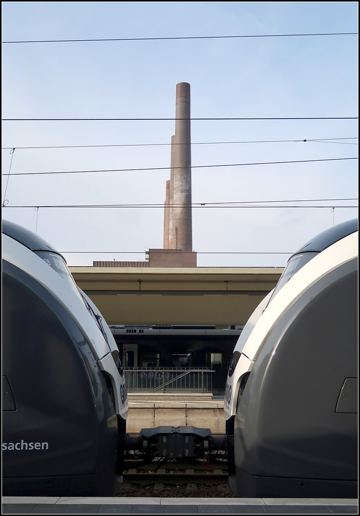 Düstere Züge vor VW-Kamine -

Mehrere Coradia Continental-Triebzüge der ENNO im Hauptbahnhof Wolfsburg.

14.03.2017 (M)