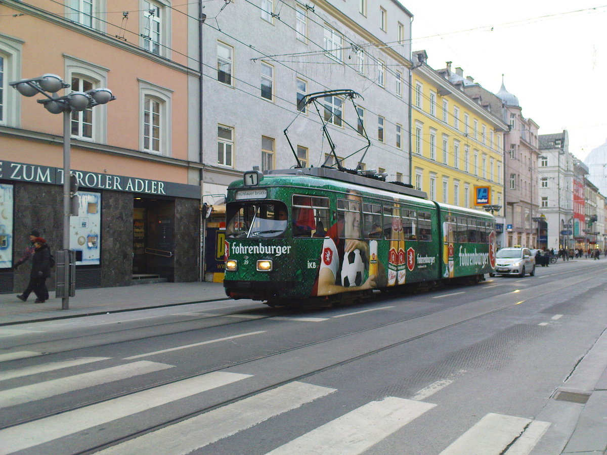 Duewag 6-achser Tw. 39 (ex-Bielefeld) der Linie 1 der Innsbrucker Verkehrsbetriebe nahe der Haltestelle Landesmuseum in Innsbruck am 5.1.2009.