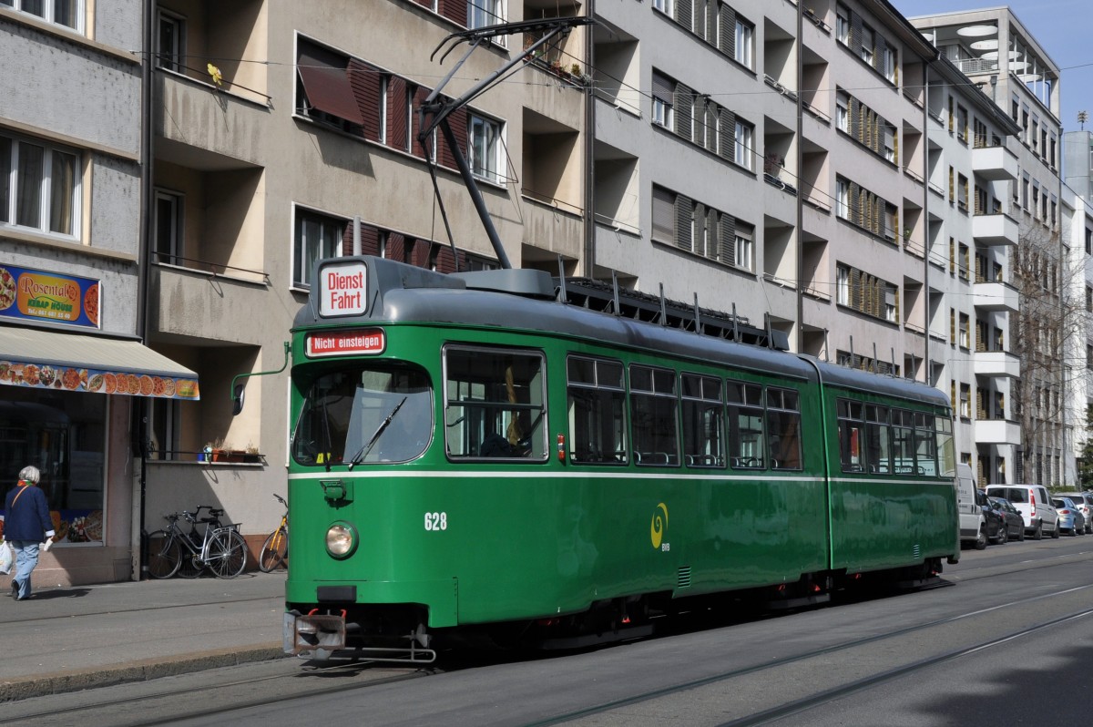 Düwag 628 auf einer Probefahrt bei der Haltestelle Gewerbeschule. Die Aufnahme stammt vom 18.03.2014.