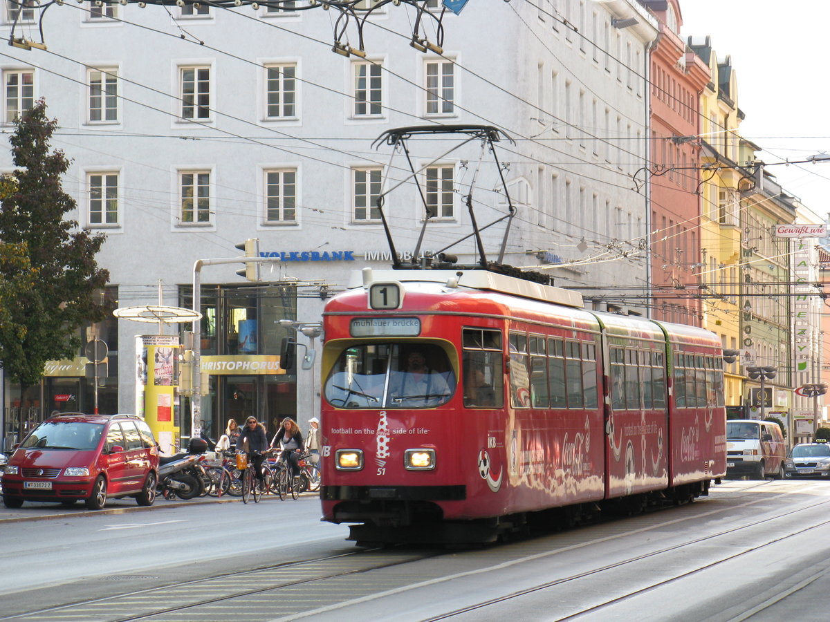 Duewag 8-achser Tw. 51 (ex-Bielefeld) der Linie 1 der Innsbrucker Verkehrsbetriebe verläßt die Haltestelle Museumstraße in Innsbruck am 22.10.2008.