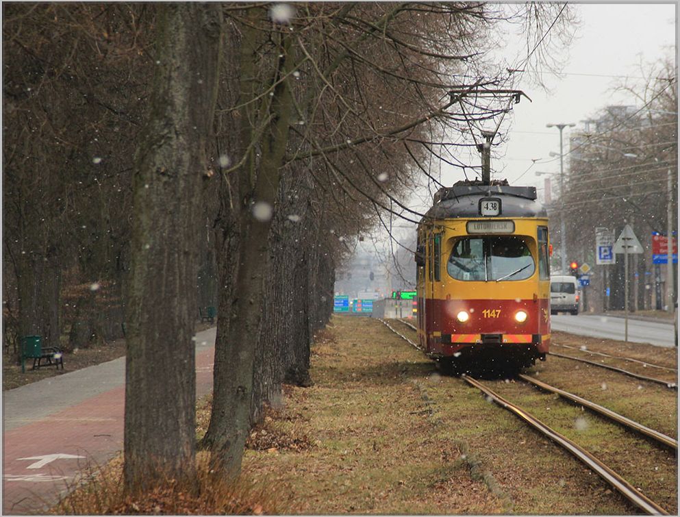 Duewag GT6 (ex Rhein-Neckar Verkehr) bei leichtem Schneefall im vergangenen März 2018 in der Konstantynowska. 