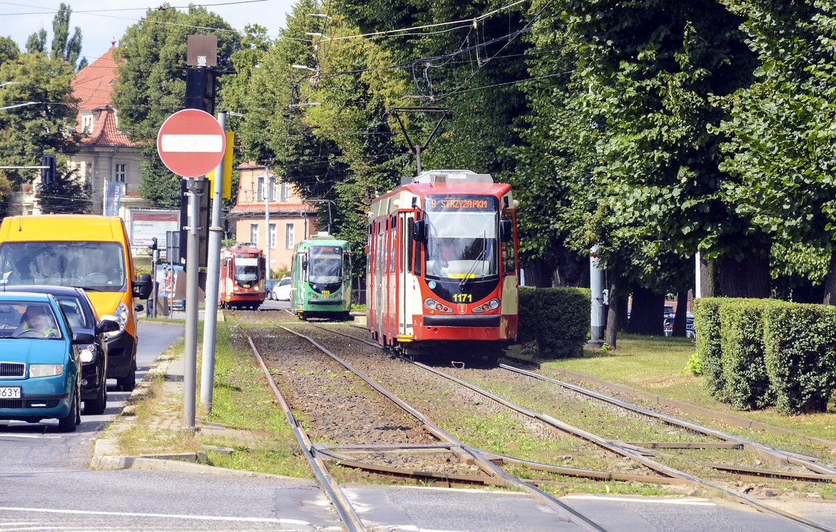 DUEWAG N8C-NF (Wagen 1171) von ZTM Gdańsk auf der Straßenbahnlinie 12 (Olivia - Mitgowo) in Danzig.
Aufnahme: 14. August 2019.