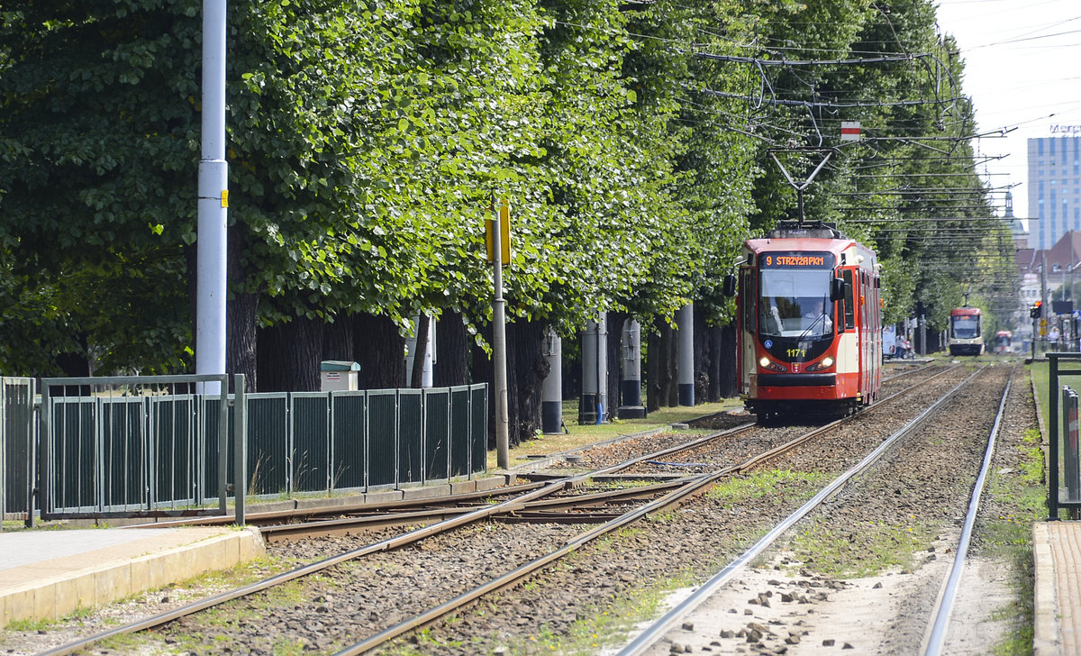 Duewag N8C-NF(1171) von ZTM Gdańsk auf der Straßenbahnlinie 12 (Olivia - Mitgowo) in Danzig. Aufnahme: 14. August 2019.
