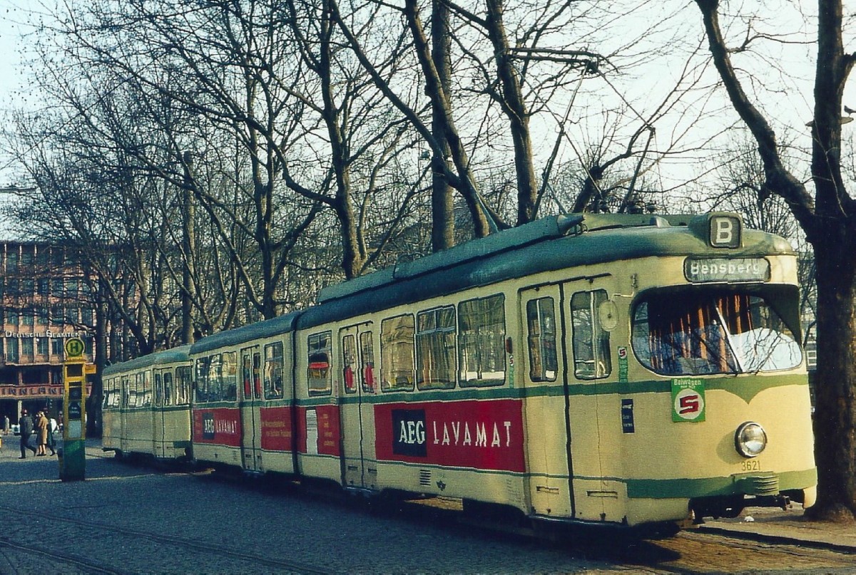 DüWAG-Sechsachser 3621 mit passendem Beiwagen der Reihe 4600 auf der Nordseite des Kölner Neumarkts, ca. 1966. Ab 1968 wurden die erst vier Jahre vorher angeschafften Fahrzeuge in Achtachser umgebaut.