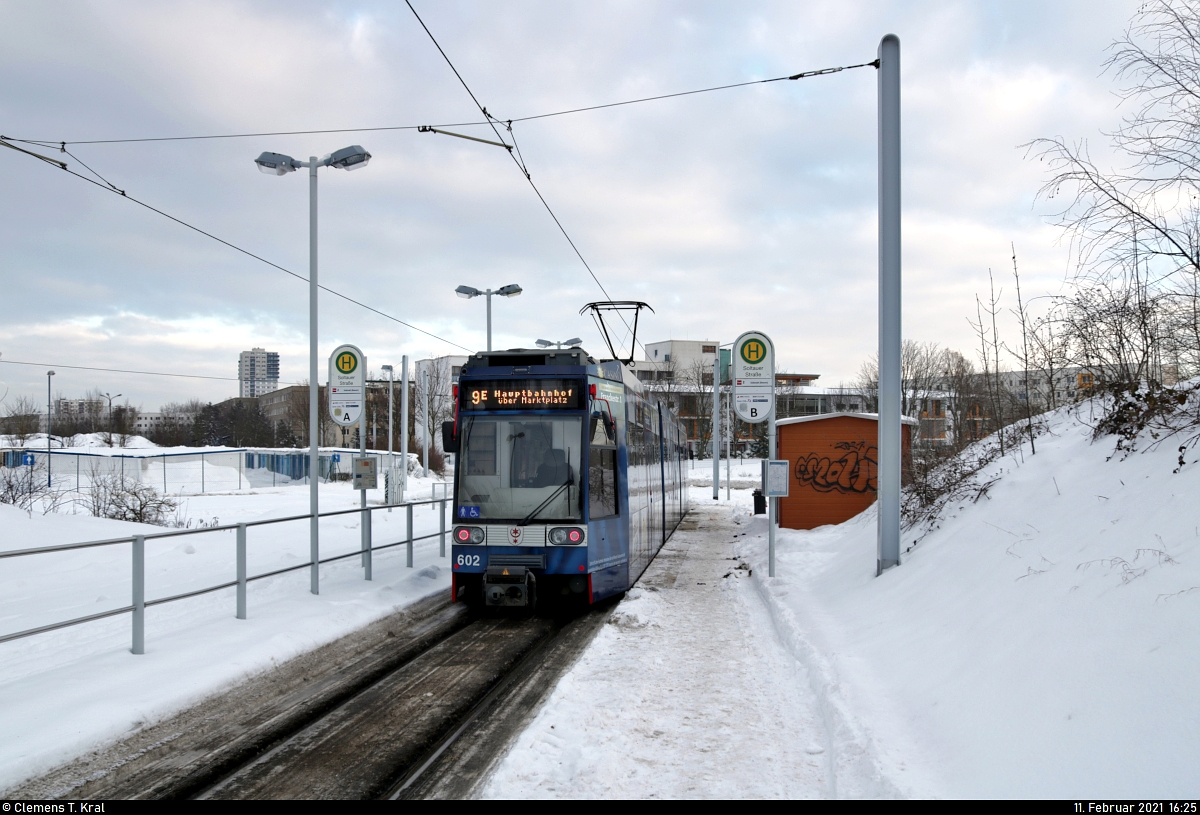 Duewag/Siemens MGT6D, Wagen 602, mit Werbung für die Merkur Spielbank Halle (Saale), steht in der Endstelle Soltauer Straße.
Normalerweise fährt hier die Linie 2, doch wegen Schnee und Eis und damit verbundenen starken Einschränkungen im ÖPNV wurde Halle-Neustadt lediglich von einer Ringlinie bedient, die es im normalen Betrieb so nicht gibt.

🧰 Hallesche Verkehrs-AG (HAVAG)
🚋 Linie 9<sup>E</sup> ↺ Soltauer Straße–Glauchaer Platz–Marktplatz–Am Steintor–Riebeckplatz–Hauptbahnhof–Betriebshof Freiimfelder Straße–Am Steintor–Riebeckplatz–Glaucher Platz–Soltauer Straße
🕓 11.2.2021 | 16:25 Uhr