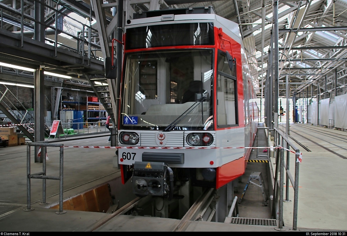 Duewag/Siemens MGT6D, Wagen 607, der Halleschen Verkehrs-AG (HAVAG) steht anlässlich des Tags der offenen Tore in der Straßenbahnwerkstatt des HAVAG Betriebshofs in der Freiimfelder Straße in Halle (Saale).
[1.9.2018 | 10:31 Uhr]