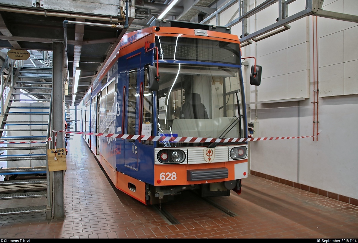 Duewag/Siemens MGT6D, Wagen 628 mit Werbung für die Brillenwelt Zscherben GmbH, der Halleschen Verkehrs-AG (HAVAG) steht anlässlich des Tags der offenen Tore in der Straßenbahnwerkstatt des HAVAG Betriebshofs in der Freiimfelder Straße in Halle (Saale).
[1.9.2018 | 11:14 Uhr]