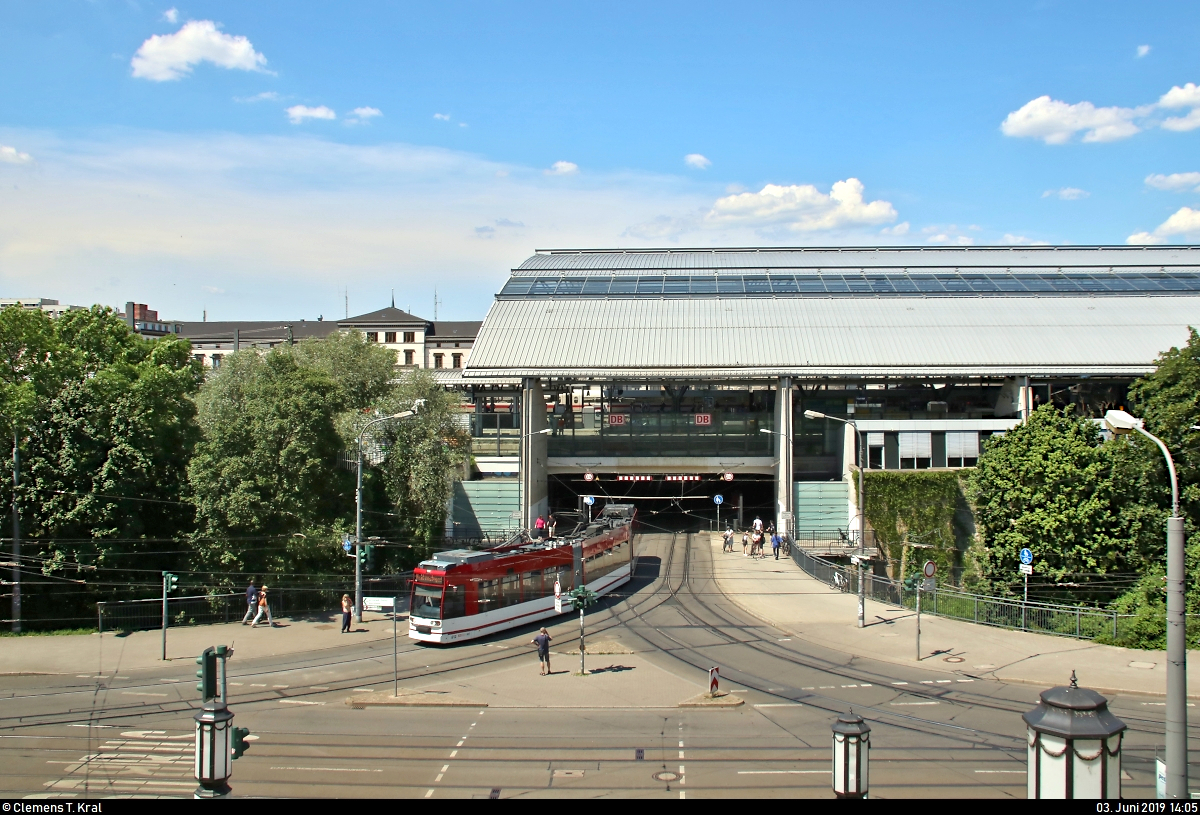 Duewag/Siemens MGT6DE, Wagen 612, der Erfurter Verkehrsbetriebe AG (SWE EVAG) als Leerfahrt verlässt die Haltestelle Hauptbahnhof Richtung Zoopark.
Aufgenommen von der Eingangstreppe zum Stadtpark.
[3.6.2019 | 14:05 Uhr]