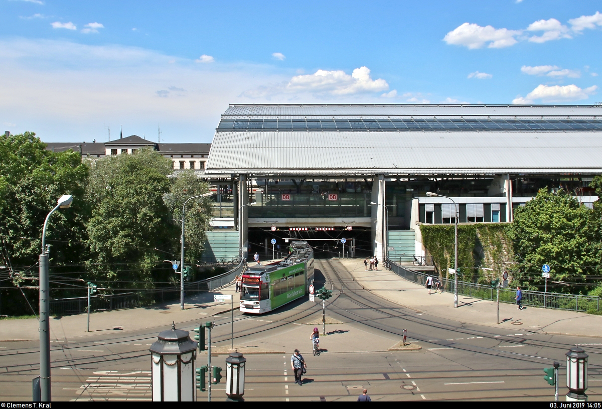 Duewag/Siemens MGT6DE, Wagen 616 mit Werbung für die Wohnungsbau-Genossenschaft  Erfurt  eG, der Erfurter Verkehrsbetriebe AG (SWE EVAG) als Linie 6 von und nach Rieth Gleis 3 verlässt die Haltestelle Hauptbahnhof.
Aufgenommen von der Eingangstreppe zum Stadtpark.
[3.6.2019 | 14:05 Uhr]