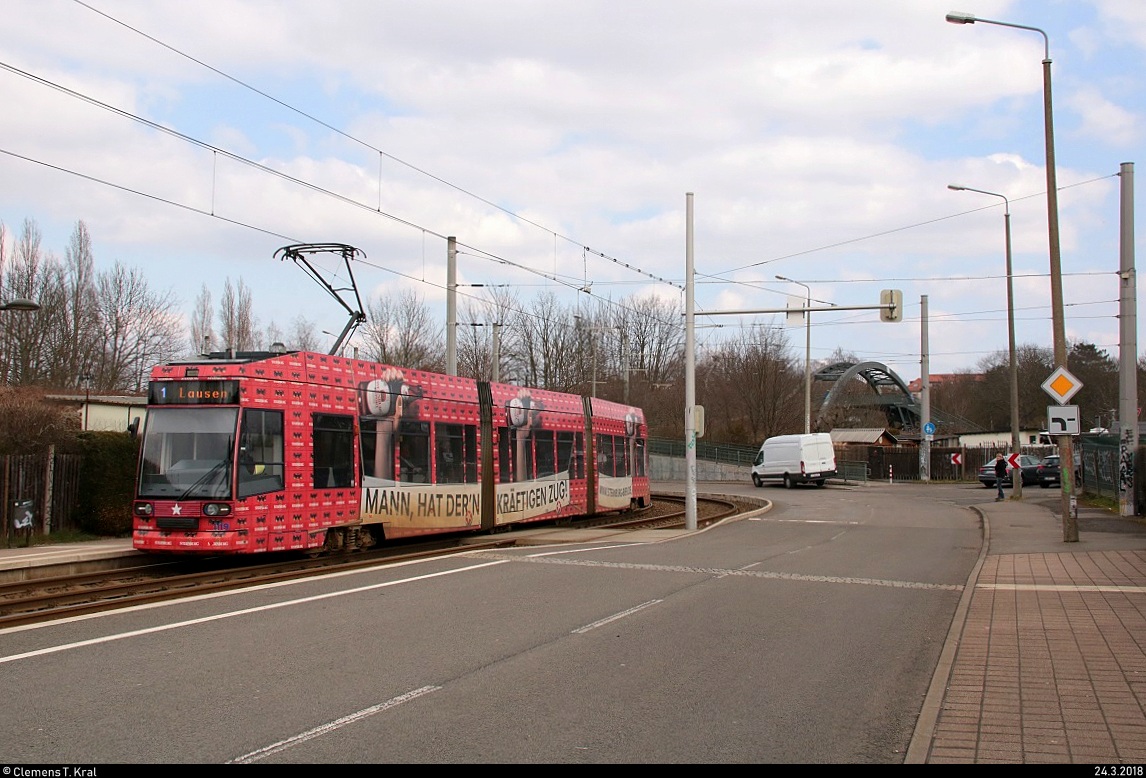 Duewag/Siemens NGT8, Wagen 1119 mit Sternburg-Werbung, der Leipziger Verkehrsbetriebe (LVB) als Linie 1 von Leipzig-Mockau, Post, nach Leipzig-Lausen, erreicht die Haltestelle Kurt-Kresse-Straße. [24.3.2018 | 12:59 Uhr]