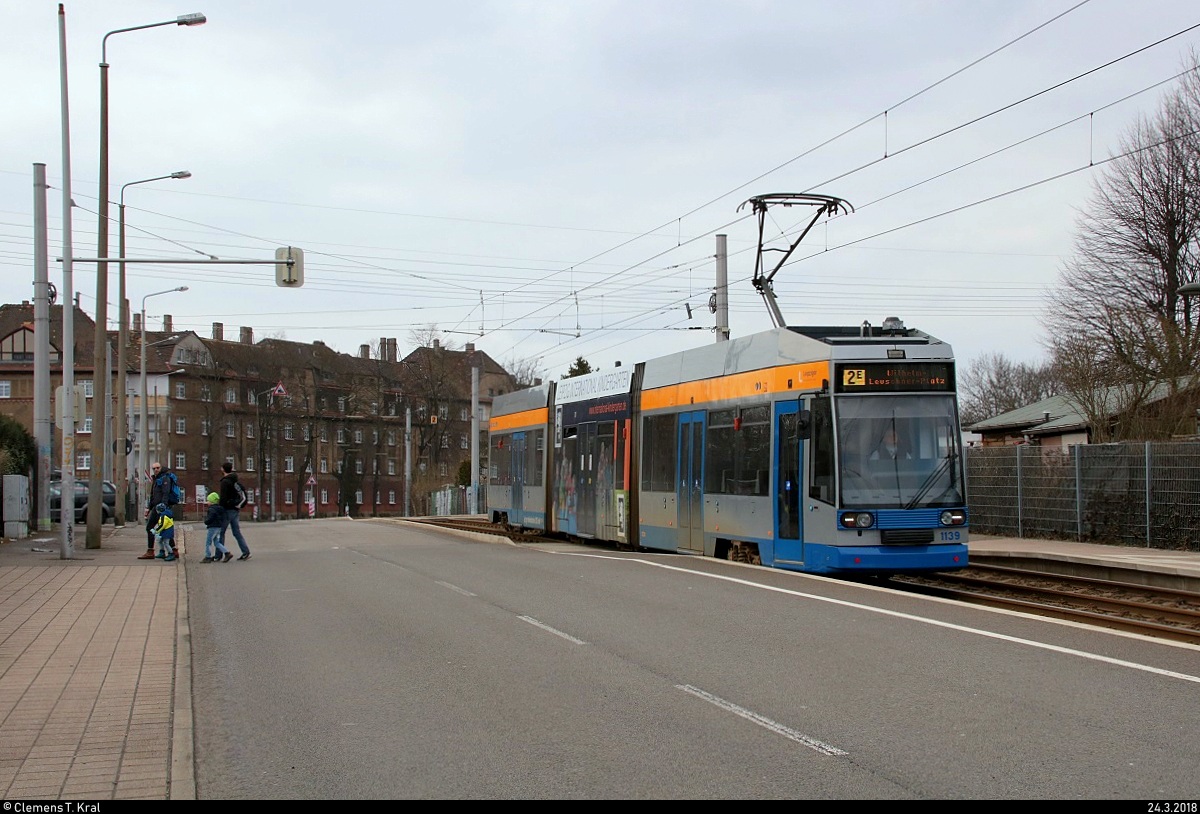 Duewag/Siemens NGT8, Wagen 1139, der Leipziger Verkehrsbetriebe (LVB) als Linie 2E von Leipzig, Grünau-Süd, nach Leipzig, Wilhelm-Leuschner-Platz, erreicht die Haltestelle Kurt-Kresse-Straße. [24.3.2018 | 13:00 Uhr]