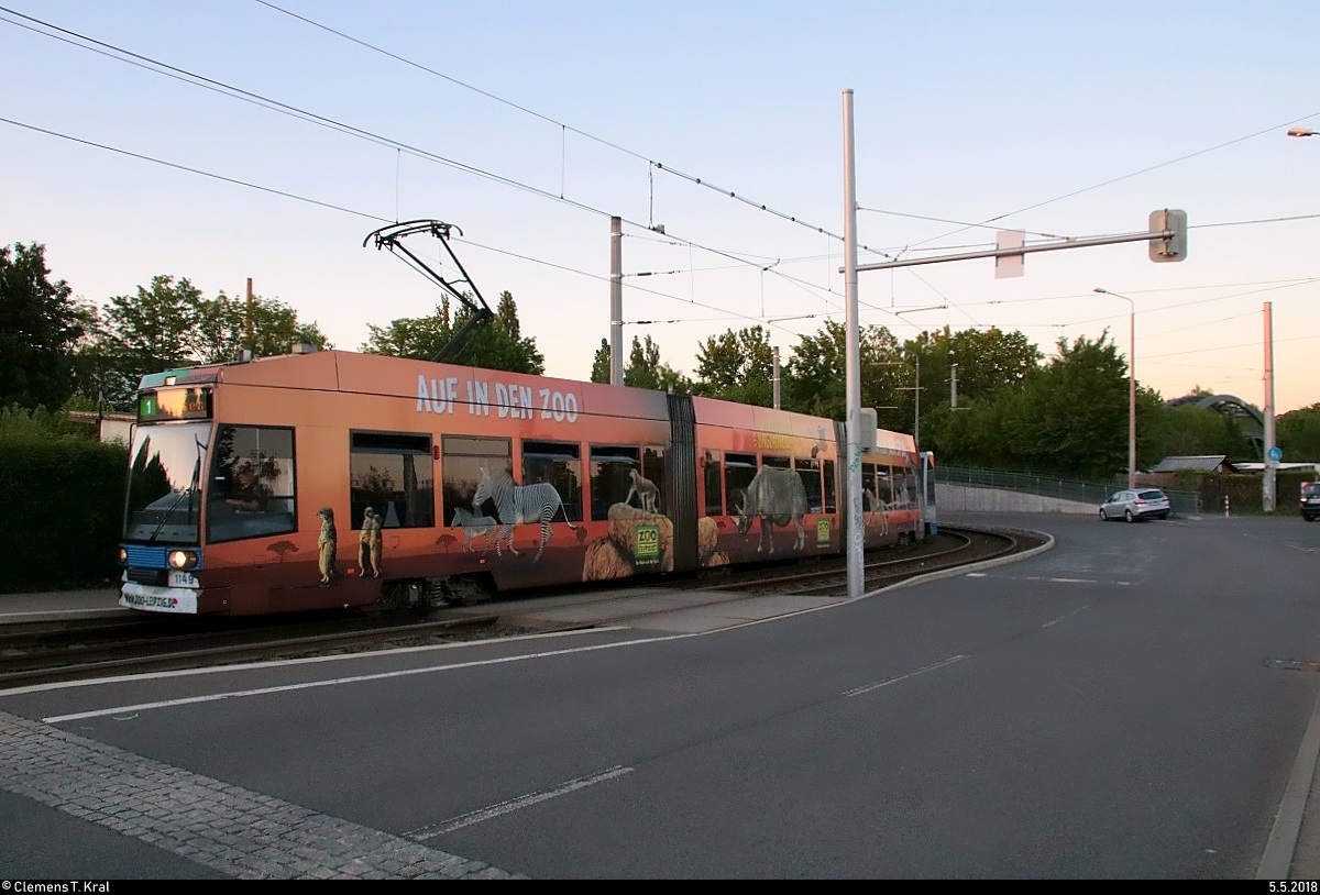 Duewag/Siemens NGT8, Wagen 1149 mit Werbung für den Zoo Leipzig und Beiwagen NB4, der Leipziger Verkehrsbetriebe (LVB) als Linie 1 von Leipzig-Mockau, Post, nach Leipzig-Lausen erreicht die Haltestelle Kurt-Kresse-Straße. [5.5.2018 | 20:29 Uhr]