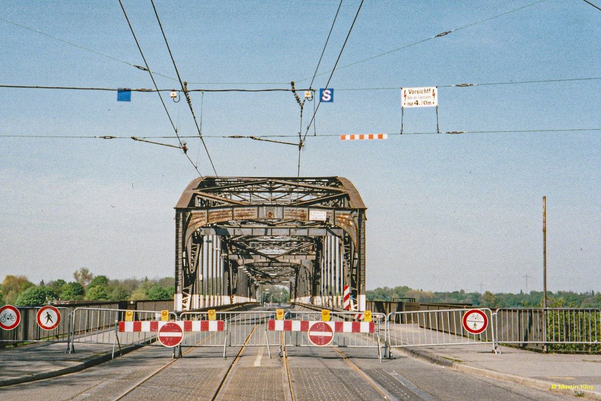 Duisburg, die alte Aackerfährbrücke vor dem Abriss, aufgenommen am 03. Mai 1995 mit einer Rollei 35 Kleinbildkamera.