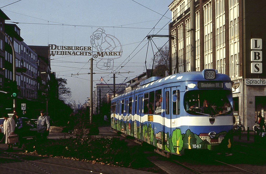 Duisburg Tw 1047 vor weihnachtlicher Kulisse auf der Königsstraße, 29.11.1991.