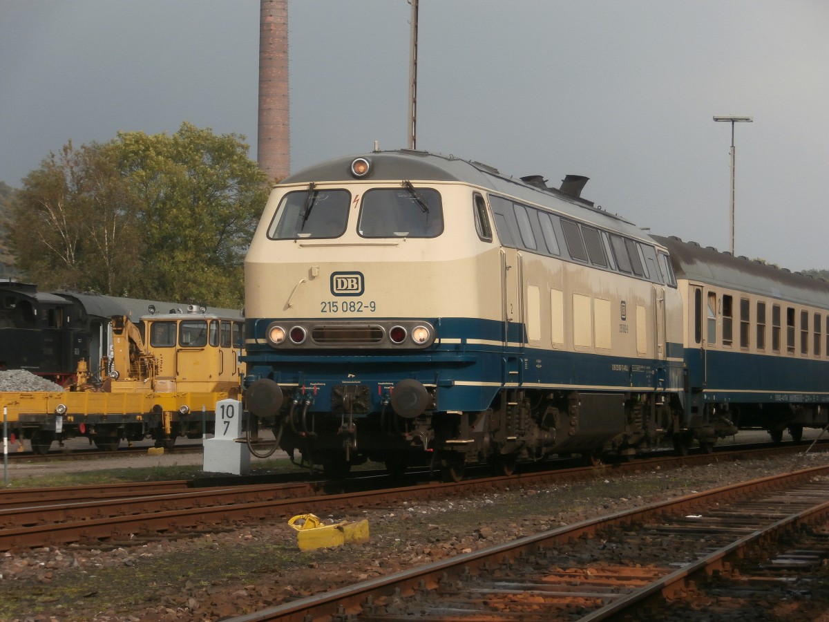 Dunkele Wolken kommen langsam auf das Museum zu aber das stört hier keinem. Gerade kommt 215 082-9 von Bochum HBF ins Museum gefahren. Er fährt alle 90 min. zum Bochum HBF und muss insgesammt 2x wenden bis er in Bochum HBF ist deshalb wurde am Zugschluss noch die 212 039-2 angehängt.

Bochum Dahlhausen 20.09.2014