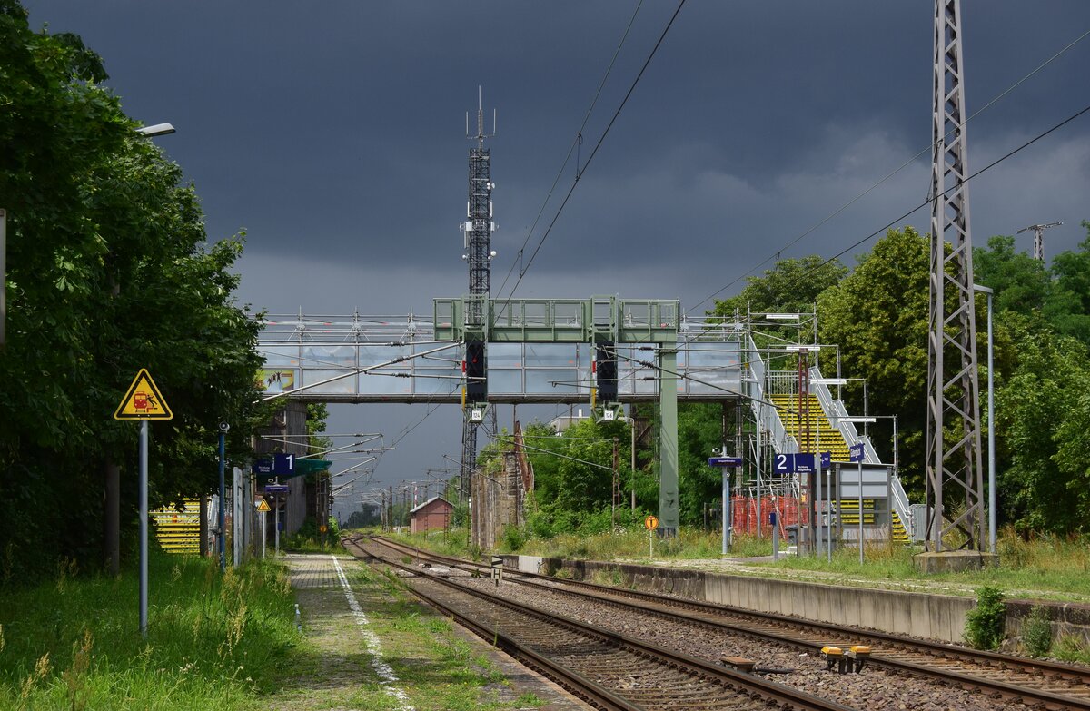 Dunkele Zeiten für Güterglück. Nachdem man den ehemaligen Tunnel zu Gleis 2 2019 zugeschüttet hat da dieser marode war hat man diese provisorische Überführung gebaut. Da der Bahnsteig 2025 verlegt werden soll steckt man vermutlich keine größeren Investitionen mehr in den alten Bahnhof. Sonst hätte man den Tunnel einfach sanieren können.

Güterglück 20.07.2020