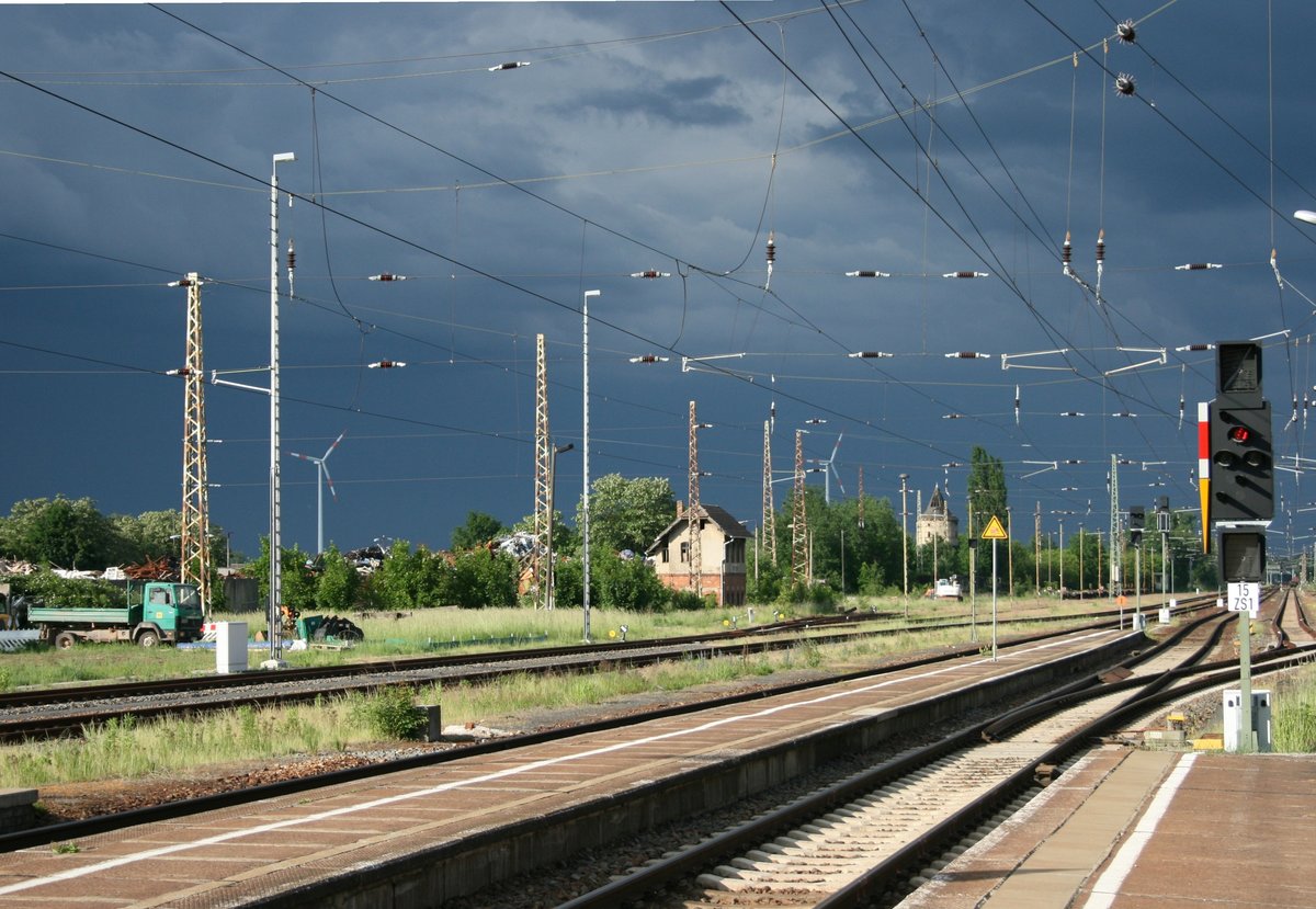 Dunkle Wolken am 30.05.2016 ber den Bahnanlagen von Finsterwalde