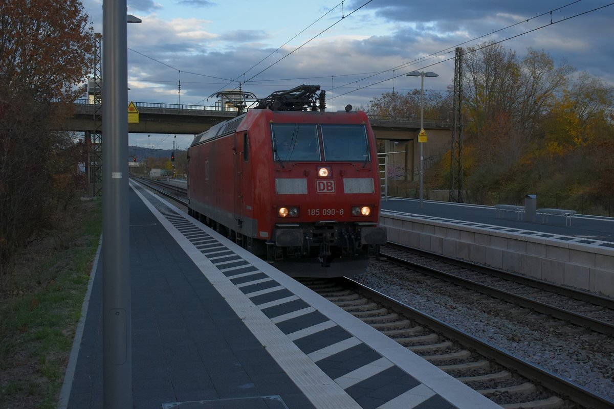 Dunkle Wolken schoben sich schnell vor die Sonne am Montagnachmittag in Heddesheim/Hirschberg als die 185 090-8 LZ in Richtung Ladenburg durchfuhr.12.11.2018