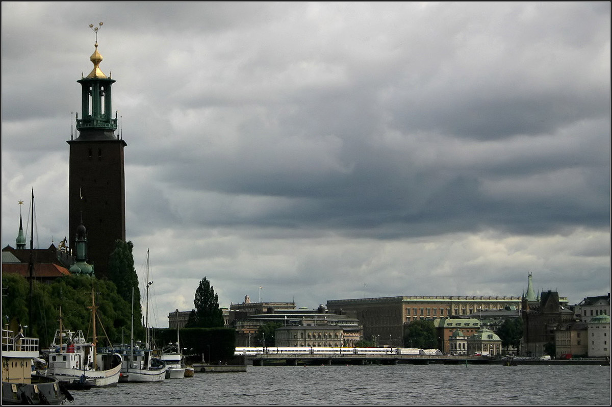 Dunkle Wolken über Stockholm -

Begegnung zweier X2000-Züge in Stockholm. Dunkle Wolken sind am Himmel, aber auf die Züge fällt noch Sonnenlicht. Links der Turm des Stadthauses.

27.08.2007 (M)